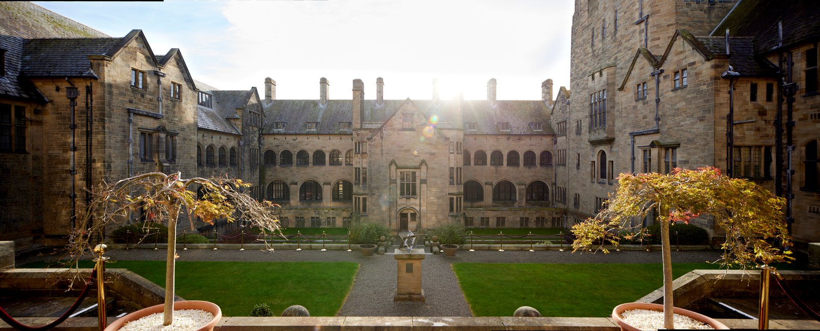 A photo of the inner quad on a sunny day at the main university building.
Llun o gwad mewnol prif adeilad y brifysgol ar ddiwrnod heulog.